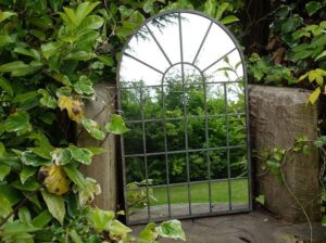 como decorar patio exterior con espejos