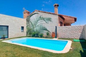 como decorar una pared de un patio pequeño