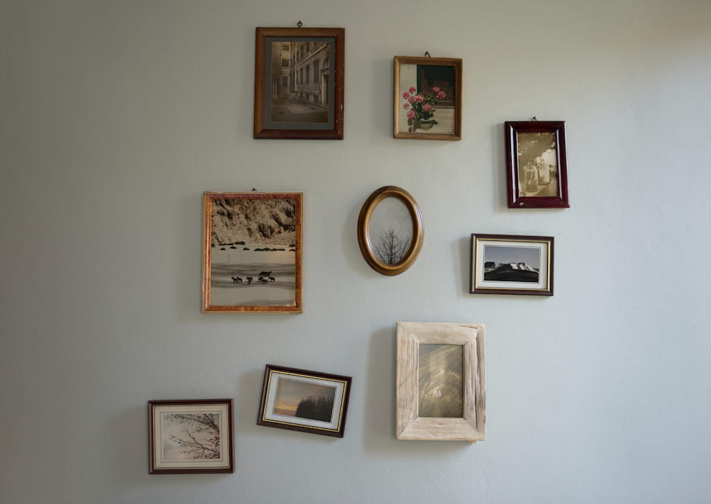 decorar paredes con cuadros y espejos